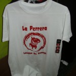 Camiseta blanca tinta roja
